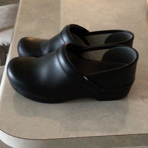 GUC Dansko Women’s Black Leather Clogs